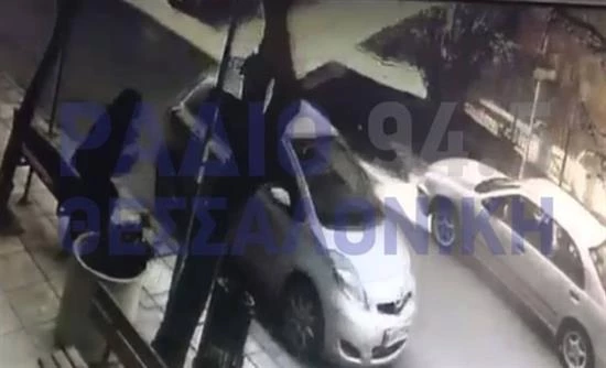Βίντεο – σοκ: Η ανεμοθύελλα ρίχνει στον δρόμο στέγη νηπιαγωγείου στο Κορδελιό – Δευτερόλεπτα πριν είχε περάσει πατέρας με το παιδί του (βίντεο)